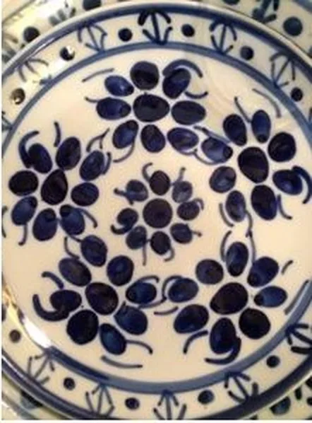 Detalhe da louça azul e branca pintada com flores