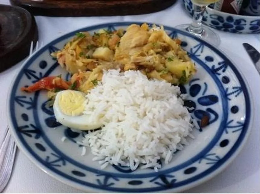 Prato com bacalhau, ovo e arroz branco